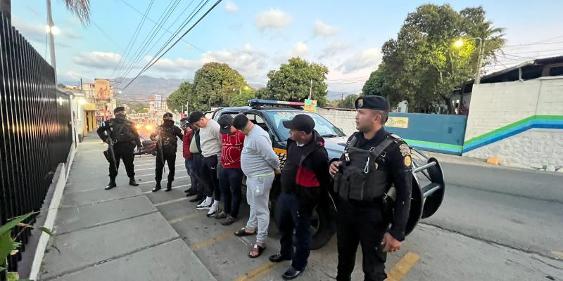 Capturan a 6 hombres por traslado ilegal de armas de fuego en Esquipulas
