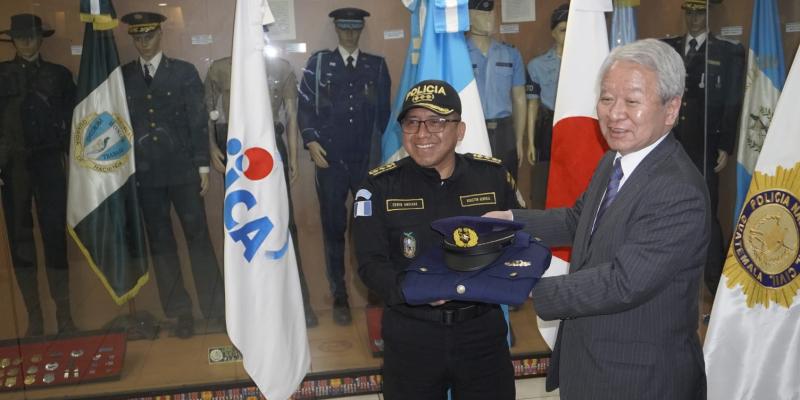 Mandos policiales reciben la visita del Embajador de Japón