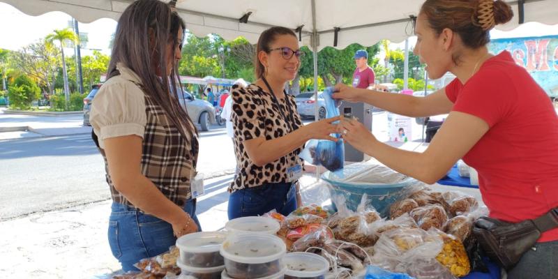 Mujeres emprendedoras exponen sus productos en feria económica en Zacapa