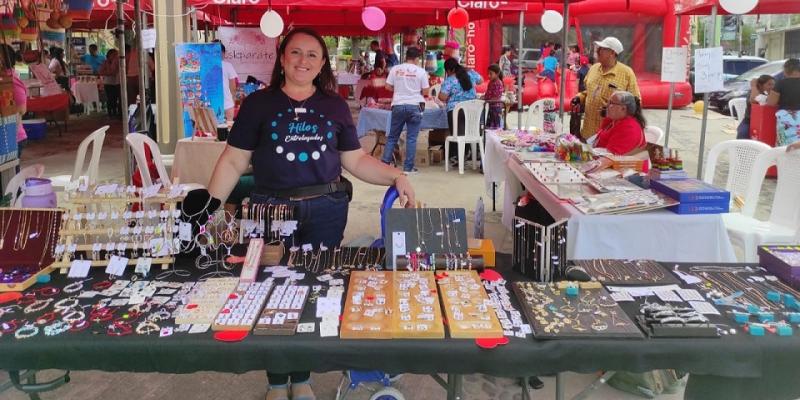 Emprendedora muestra sus productos en feria de comercialización en Chiquimula