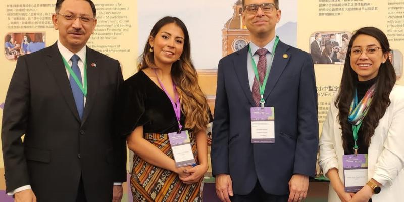 Viceministro de la Mipyme junto a otros funcionarios del gobierno de Taiwan