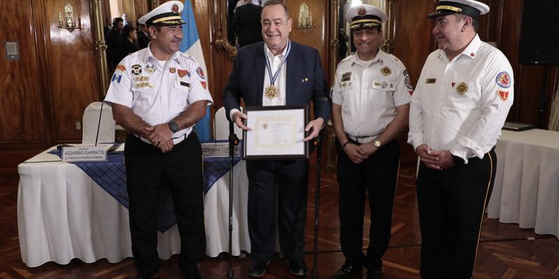 Presidente recibe condecoración