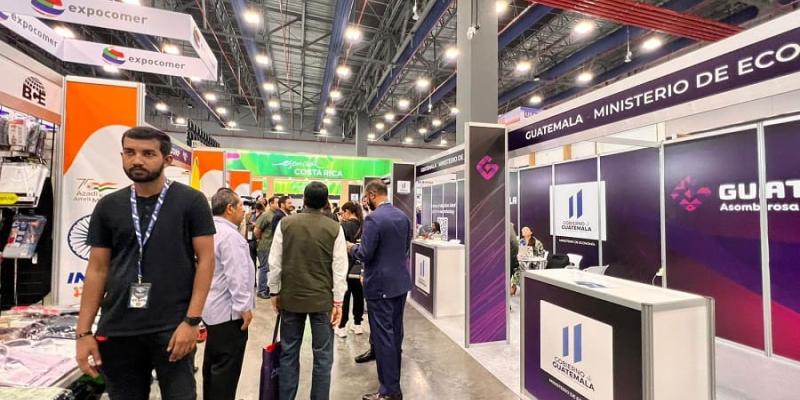 Uno de los pasillos de la exposición.