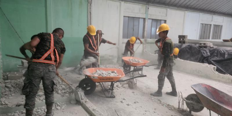 Ingenieros Militares Realizan Trabajos de Remodelación en Hospital de Izabal.