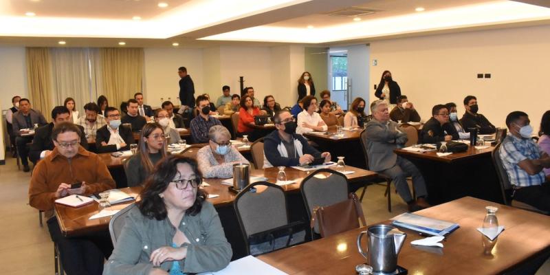Público recibe conferencia sobre mitigación al cambio climático