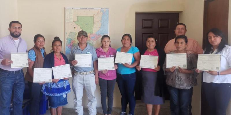 Empresarios de Jalapa se formalizan y reciben patentes de comercio por parte del Mineco