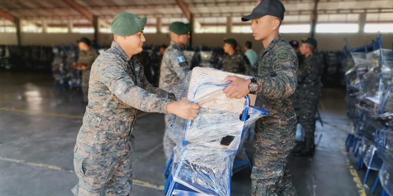 Más de 28 mil escritorios han sido entregados por el Ejército de Guatemala en 14 departamentos.