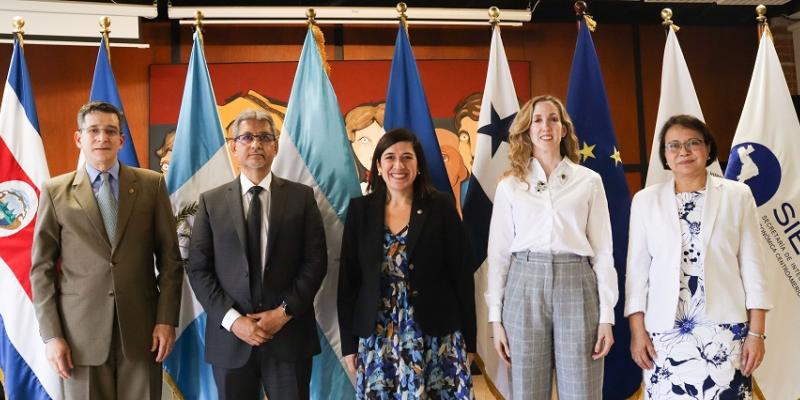 La viceministra de Integración y Comercio Exterior, María Luisa Flores (primera de Der. a Izq.) posa junto a otras autoridades de economía de la región.