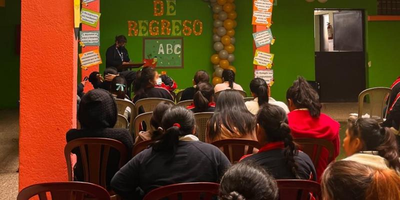 Estudiantes y maestros listos para aprender