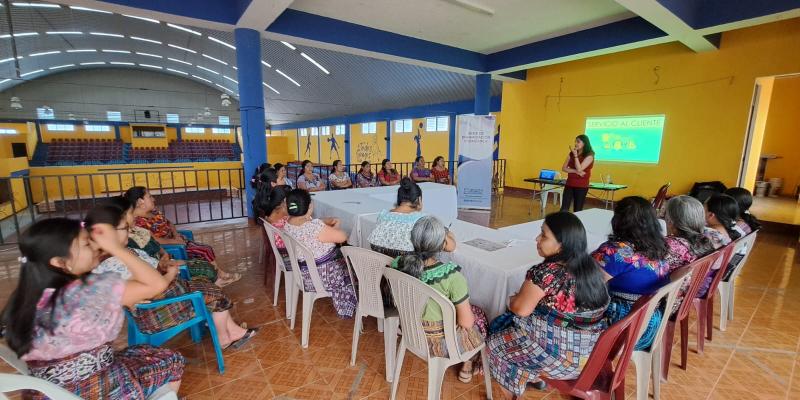 Emprendedoras de Sololá reciben capacitación sobre Servicio al Cliente