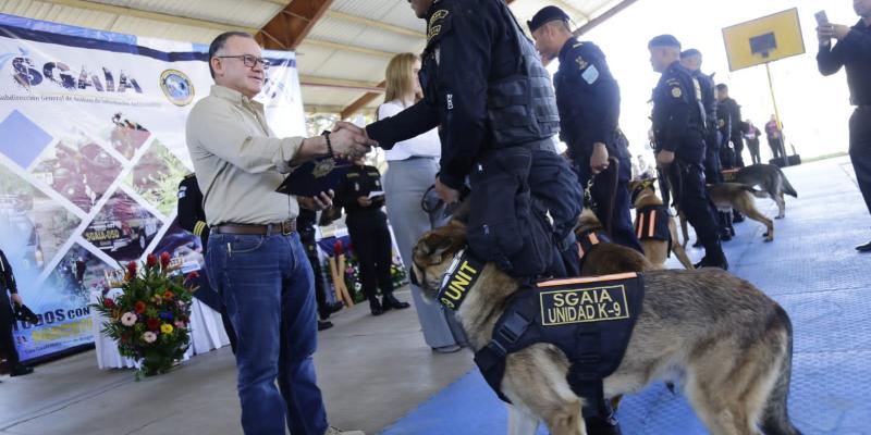 Se concluye instrucción a agentes caninos y conforman binomios K-9
