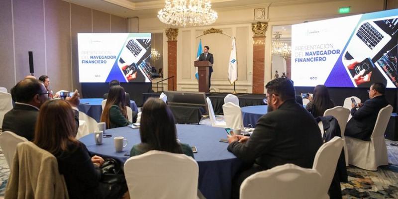 El Ministro de Economía Dr.  Janio Rosales (centro) presidió el evento . 