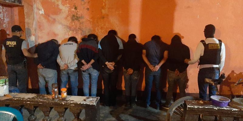 Investigadores antipandillas detienen a 7 personas con marihuana y cocaína