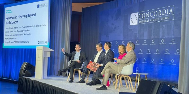 El Ministro de Economía Dr.  Janio Rosales (tercero de Izq. a Der.) durante su participación en el panel sobre nearshoring.