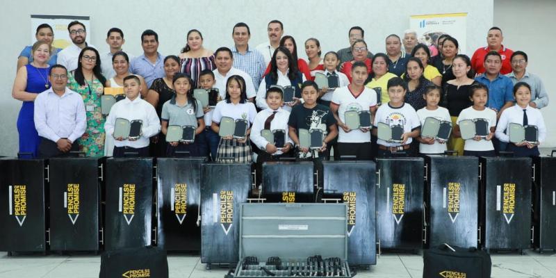 Más de 3 mil estudiantes de Suchitepéquez beneficiados con entrega de tecnología