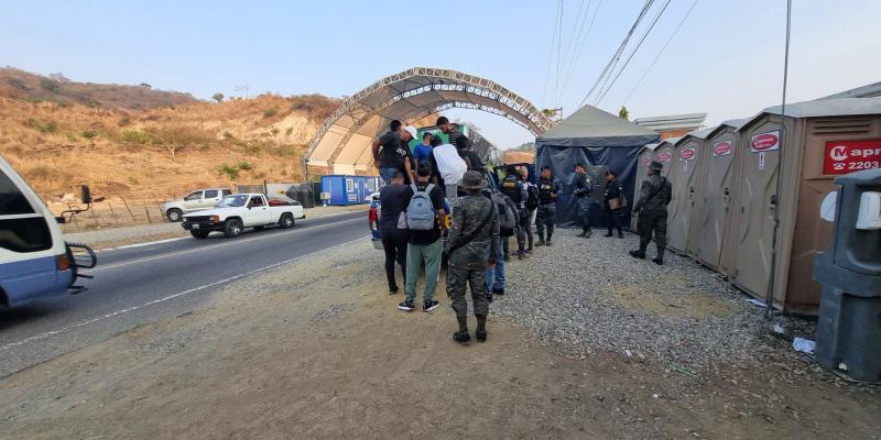 Brindan asistencia humanitaria a extranjeros remitidos a migración