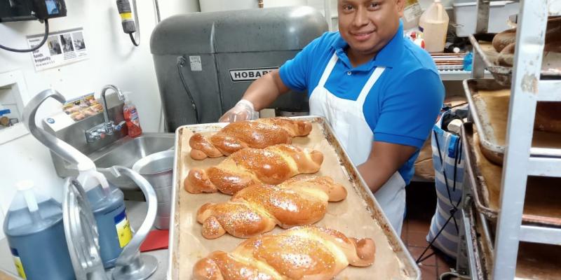 Timoteo Isaac Saquic Godínez, originario de Santo Tomás la Unión,Suchitepéquez, Evaluado como Panadero en Jornada de Certificación de Competencias en Phoenix, Arizona