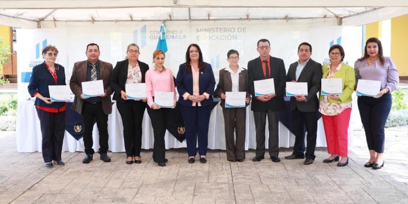 Ministra de Educación y Junta Directiva de los Institutos Nacionales Experimentales