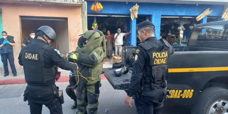 Expertos de la DIDAE destruyen artefacto en zona 18