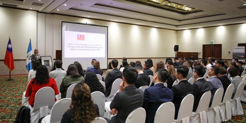 La viseministra de inversión y competencia, Francisca Cárdenas, durante su participación en el evento.