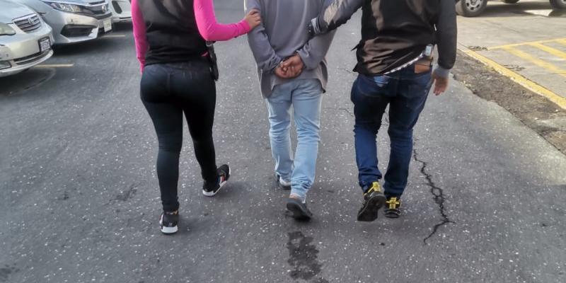 Capturan a extorsionistas y localizan artefacto explosivo en allanamientos