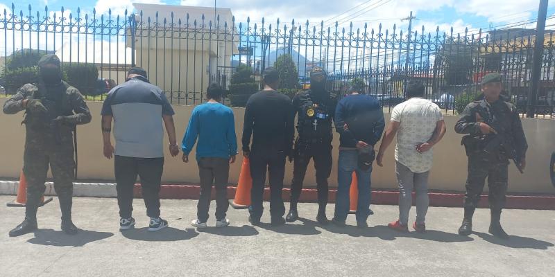 Agentes de la PNC detienen a 5 presuntos asaltantes