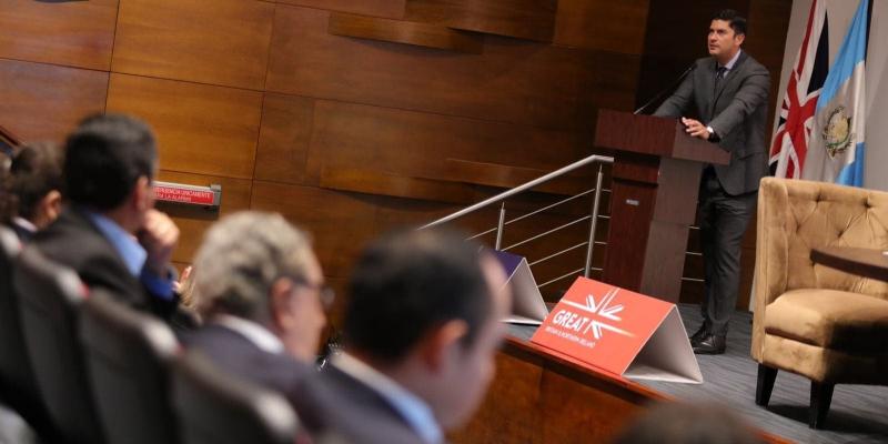 El Ministro de Economía Dr.  Janio Rosales durante su participación en el evento. 