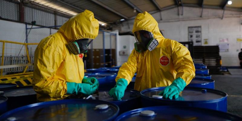 Incautan toneles con sustancias químicas para la fabricación de drogas sintéticas