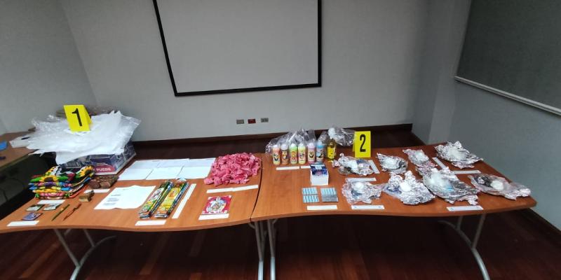 Localizan ilícitos dentro de una encomienda en bodega de exportación