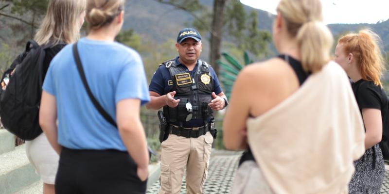 Formación bilingüe fortalece estrategias de seguridad turística