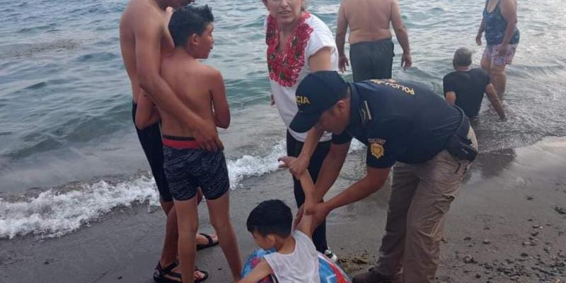 Agentes de Disetur rescatan a niños en el lago de Atitlán