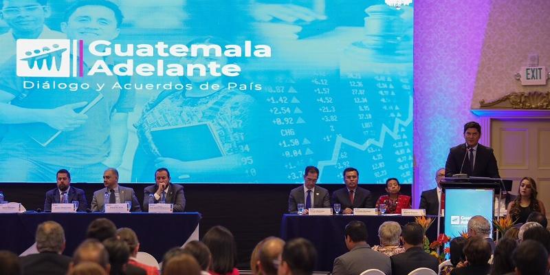 El ministro de Economía Janio Rosales,  durante su participación. 