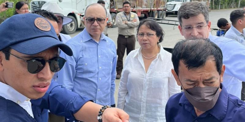 Las autoridades de comercio y aduanas durante la gira por puerto de Corinto.