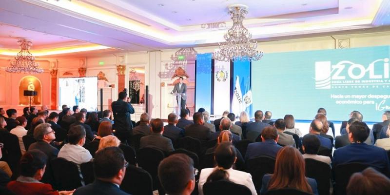 Pleno de la apertura del foro.