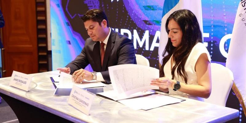 El Ministro de Economía Dr.  Janio Rosales (Izq.) presidió el evento  junto a Cristina Cárdenas, de Coursera.