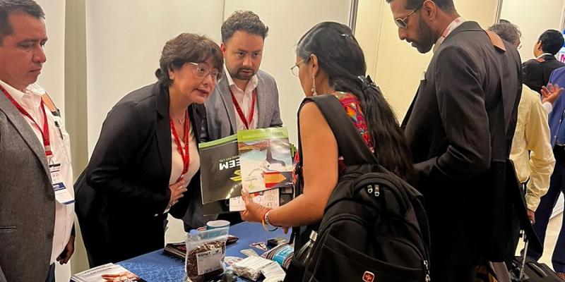 Compradores indios visitan kiosco de empresa guatemalteca.