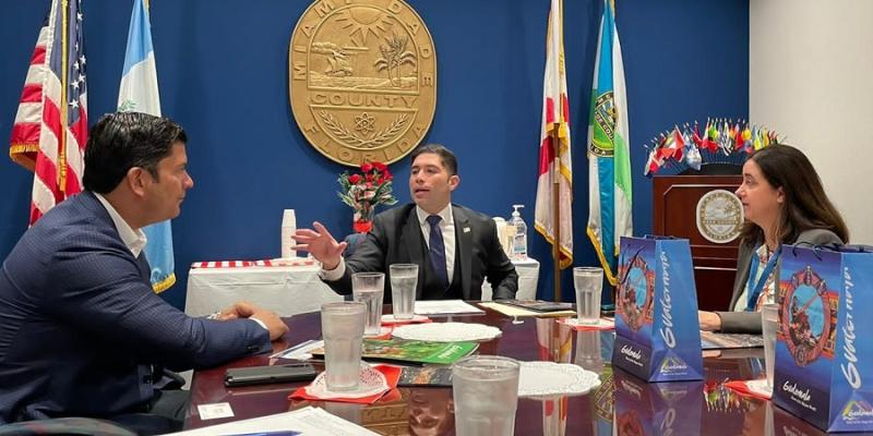 El Ministro de Economía Dr.  Janio Rosales (izquierda) durante su encuentro con el comisionado González.el evento . 