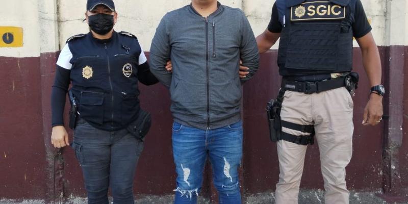 Agentes policiales detienen a hombre implicado en ataque armado en zona 6
