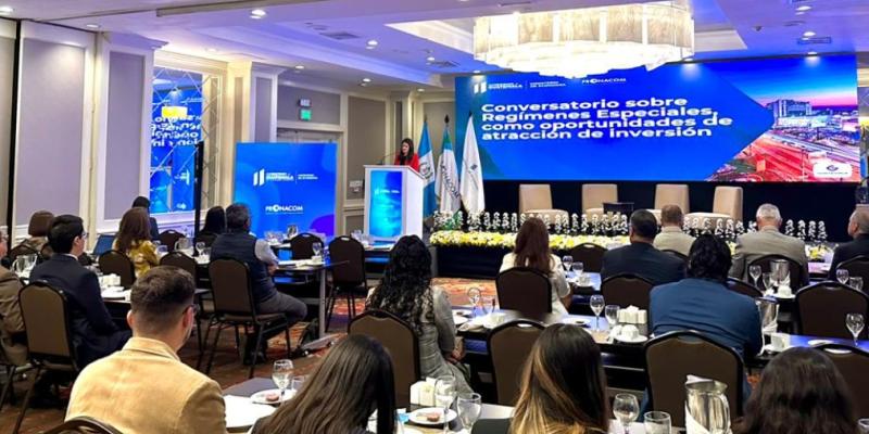 Directora de PRONACOM en representación del Ministro Janio Rosales durante conversatorio sobre Regímenes Especiales