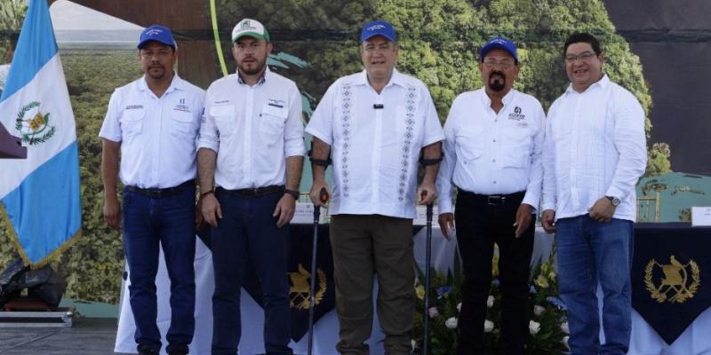 Gobierno entrega concesiones forestales en Petén y continúa con la conservación forestal