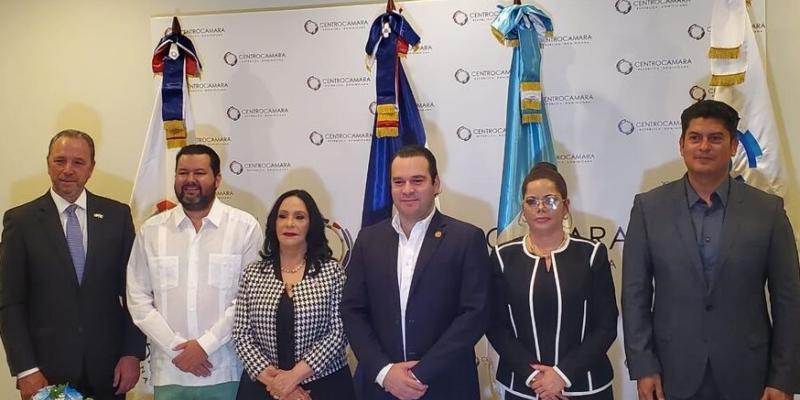 El ministro de Economía, Dr. Janio Rosales (primero Izq. a Der.) fue testigo de la firma.