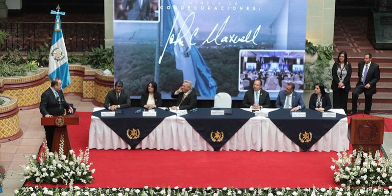 Presidente brinda palabras durante condecoración