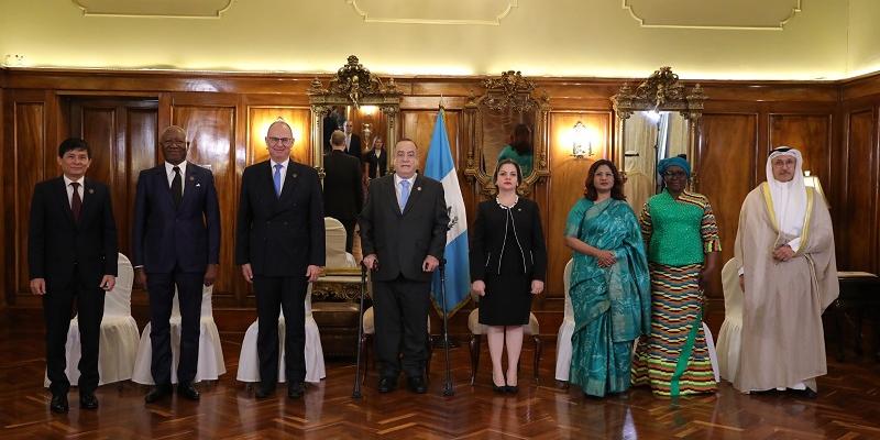 Presidente de Guatemala recibe Cartas Credenciales de seis nuevos representantes diplomáticos 