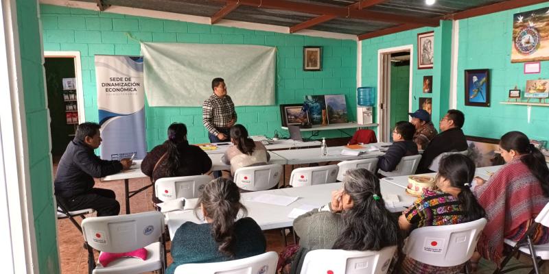 Reciben capacitación de emprendimiento en Chimaltenango