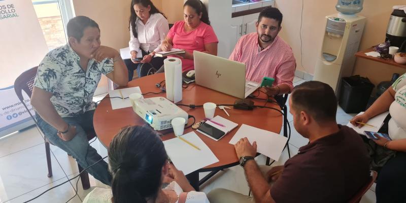Emprendedores reciben capacitación sobre imagen corporativa 
