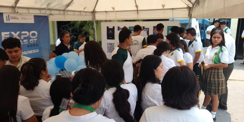 Exbecarios abordarán en panel foro importancia de la educación y las oportunidades que se abren a través del sistema de becas