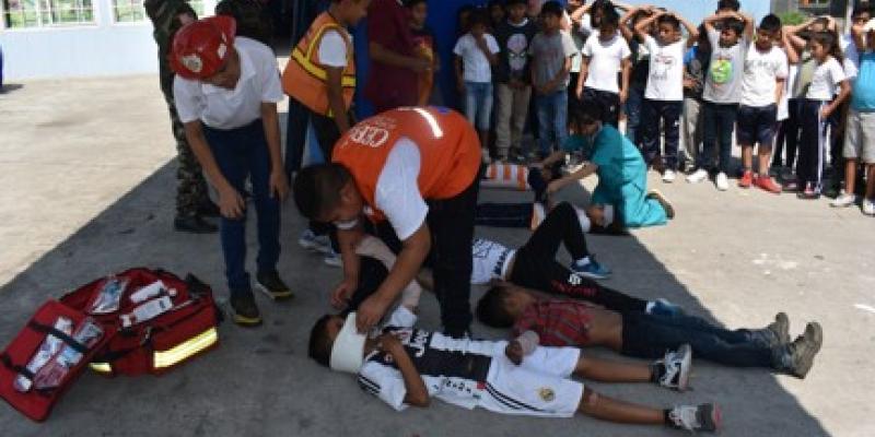 Docentes y estudiantes participan en simulacro de terremoto