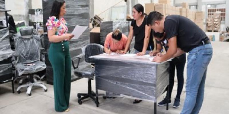 Docentes de centros educativos bilingües son beneficiados con entrega de mobiliario