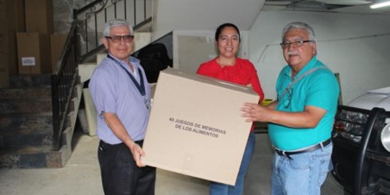 Capacitan y entregan materiales educativos