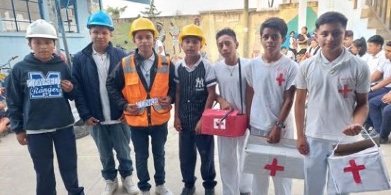 Estudiantes finalizan con éxito  primer simulacro de evacuación 